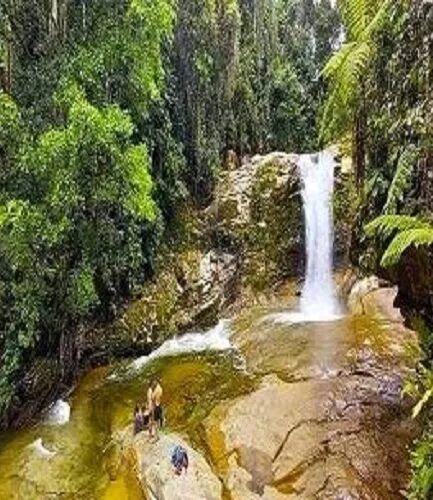 Vista angular de la Catarata Tina de Piedra, lugar turístico en Pangoa, Satipo, Junin, Peru