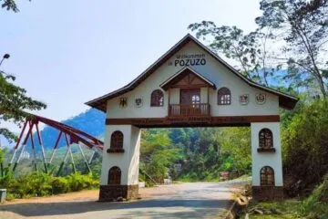 Portada de ingreso a Pozuzo, Oxapampa, lugares turísticos del Perú
