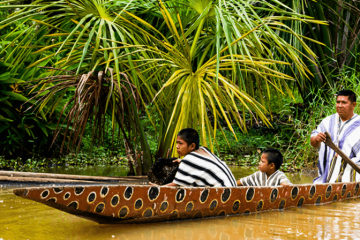Paseo en canoa ashaninka, Satipo, selva central, Junin, Peru. Slider