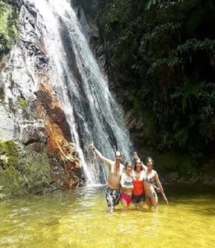 Chapuzon en la Catarata Jungla dorada, lugar turistico, en Coviriali, Satipo, Junin, Peru