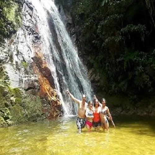 Chapuzon en la Catarata Jungla dorada, lugar turistico, en Coviriali, Satipo, Junin, Peru