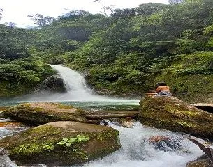 Disrutando la belleza de la Catarata Gallito de las Rocas, lugar turistico, en Pampa Hermosa, Satipo, Junin, Peru.Relax