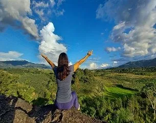 Disfrutando del paisaje desde Espectacular Mirador Piedra Dorada, lugar turistico, en Mazamari, Satipo, Junin, Peru.Relax