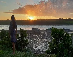 Ocaso a orillas del rio Tambo, camino a la Piscina natural de Betania, lugar turistico en Rio Tambo, Satipo, Junin, Peru