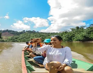 Paseo en el rio en peque peque en la selva peruana.Lugares turísticos del Perú Paseo en el rio en peque peque en la selva peruana.Lugares turísticos del Perú