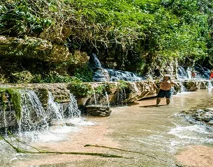 Refrescante chapuzón en la ducha natural de Betania, ubicado en el distrito de Rio Tambo, provincia de Satipo, Selva central, región Junín Perú.Viajes