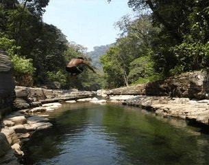 Salto espectacular a la piscina natural de Betania, ubicado en el distrito de Río Tambo, provincia de Satipo, Selva central, region Junin, Peru, Lugares turisticos.