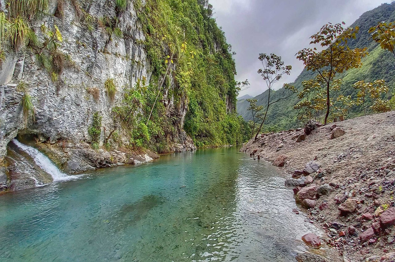 Aguas turquesas saladas de Pozuzo, Oxapampa, Perú.